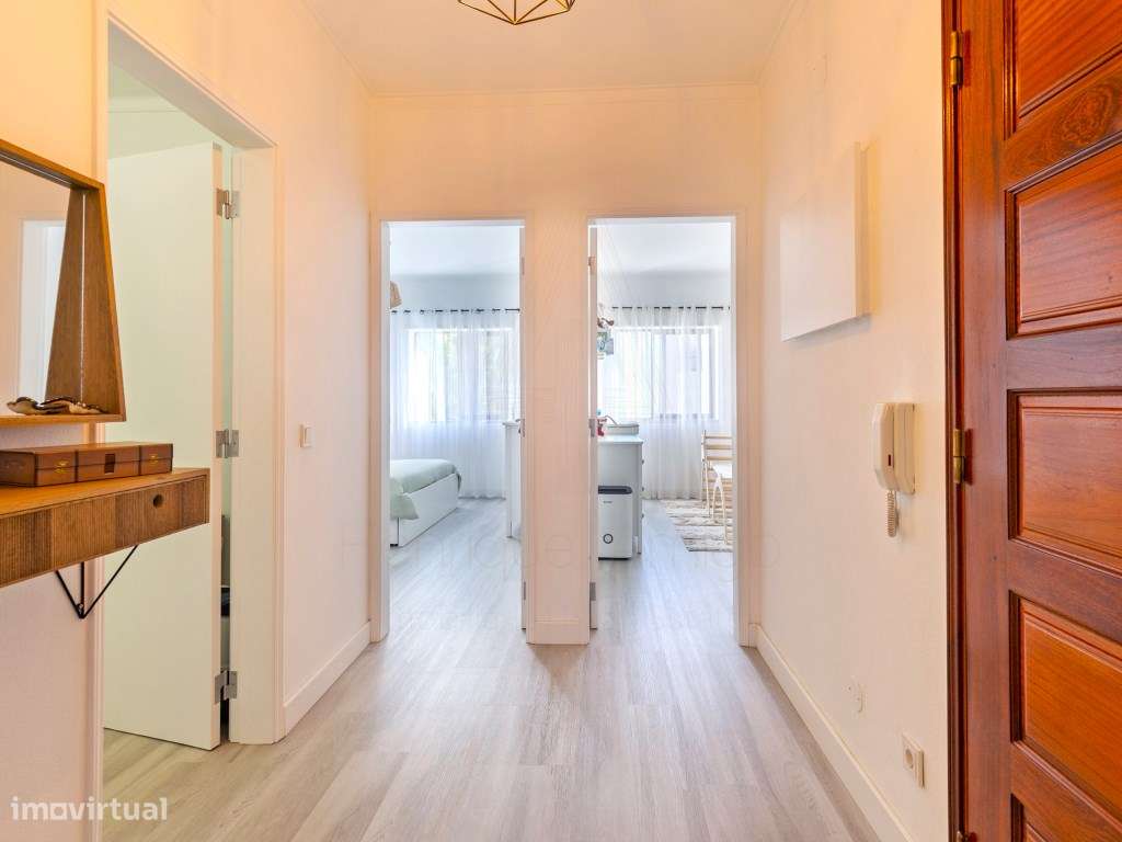 EXCLUSIVO | Apartamento T2 renovado com lugar de garagem em Castelo... - Grande imagem: 2/27