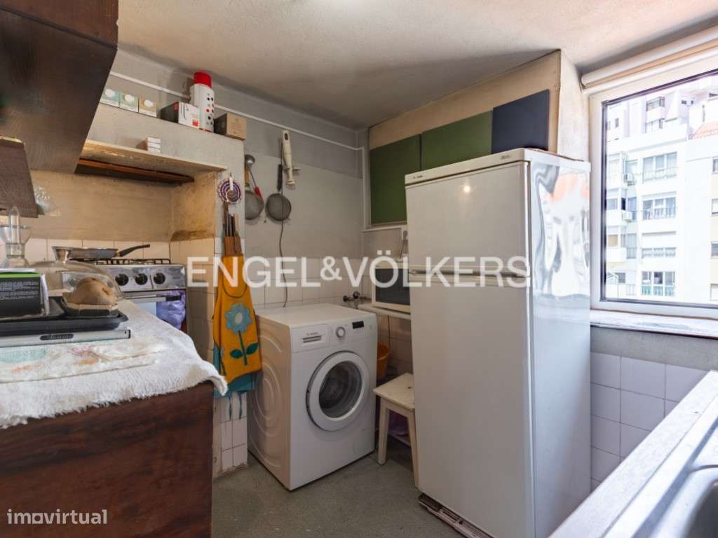 Moradia com Quintal para Remodelação na Prestigiada Zona da Estrela - Grande imagem: 5/30