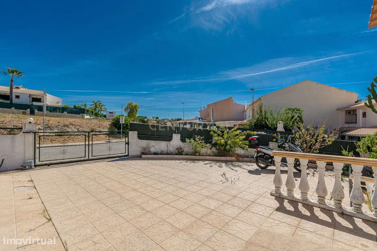 Moradia T2 Geminada C/ 2 Apartamentos Independentes e 238 M2 de Área E-37