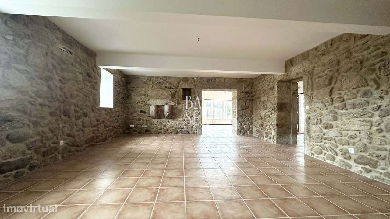 Quinta com 3 Habitações 2 Armazéns e 1 ha de Vinha em Barbeita Monção.-12