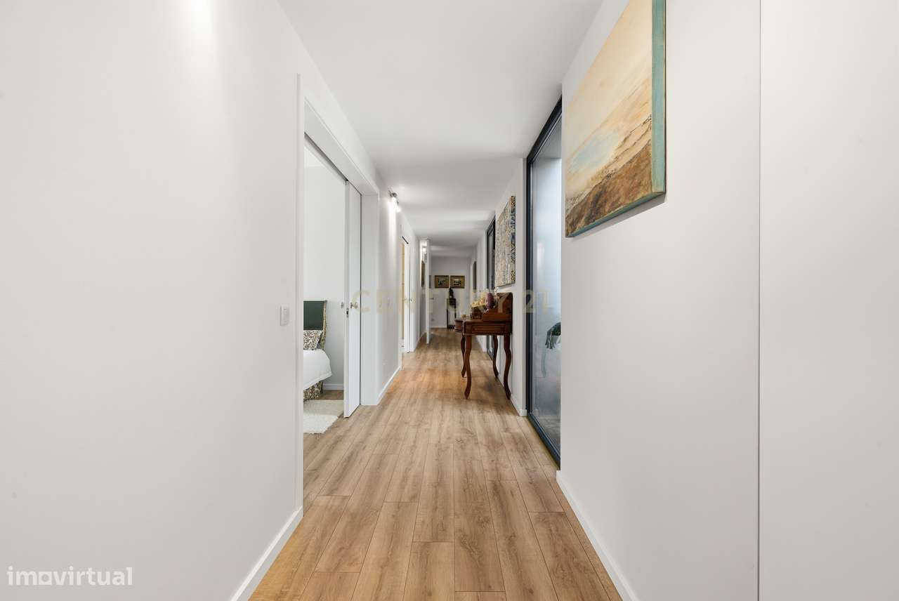 Quintinha T4 com edificação contemporânea no coração do Oeste, com ter-5