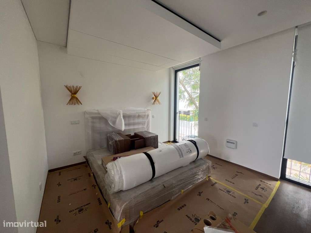 Moradia Nova T3 em Loulé

Descubra esta magnífica moradia T3 de a...-10