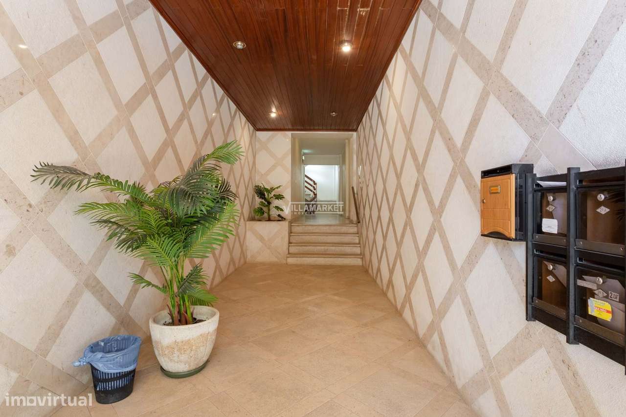 Apartamento T3 inserido no 2º andar de edifício com elevador situado n-25