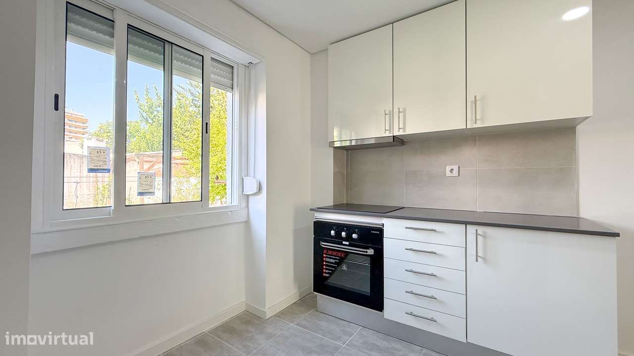 T2 renovado, com ótimas áreas e muita luz natural no centro de Almada.-11