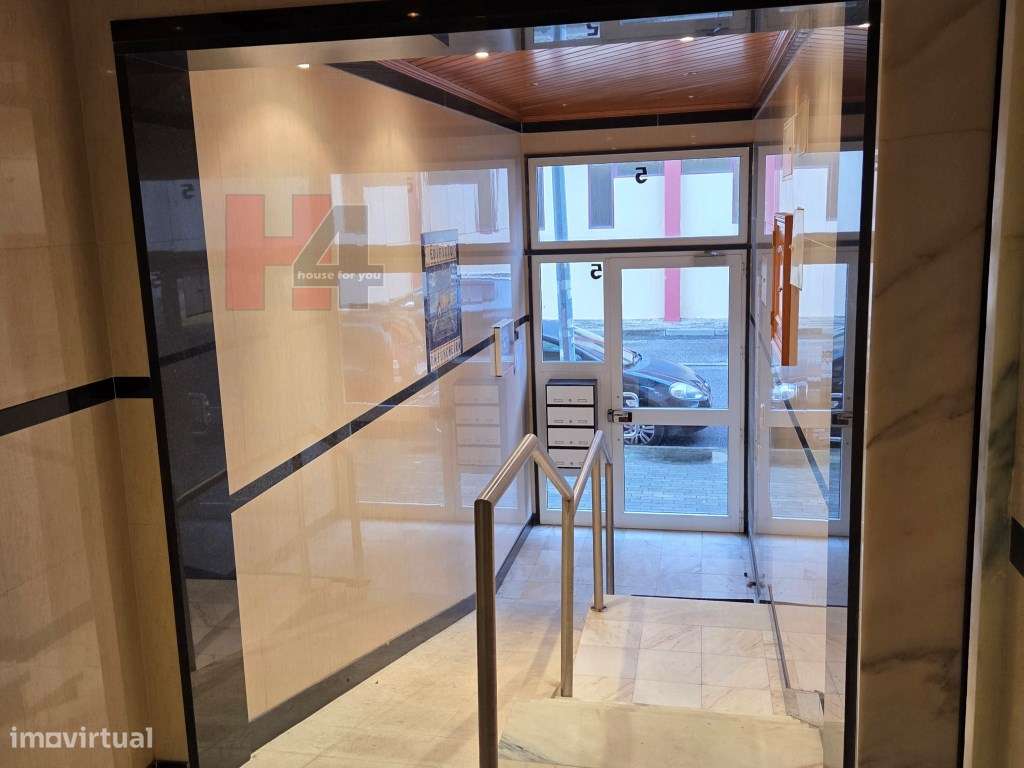 T2 com box e ótima localização na Amadora-24