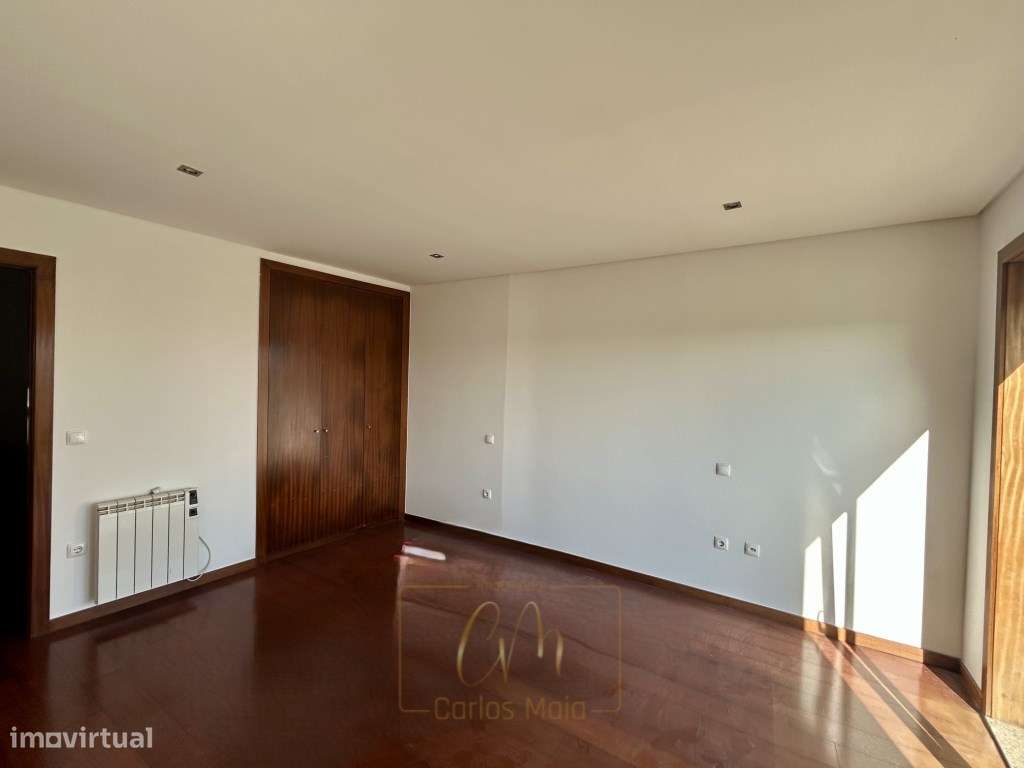Moradia T4 com Garagem e Espaço ao Ar Livre no Coração da Cidade-15