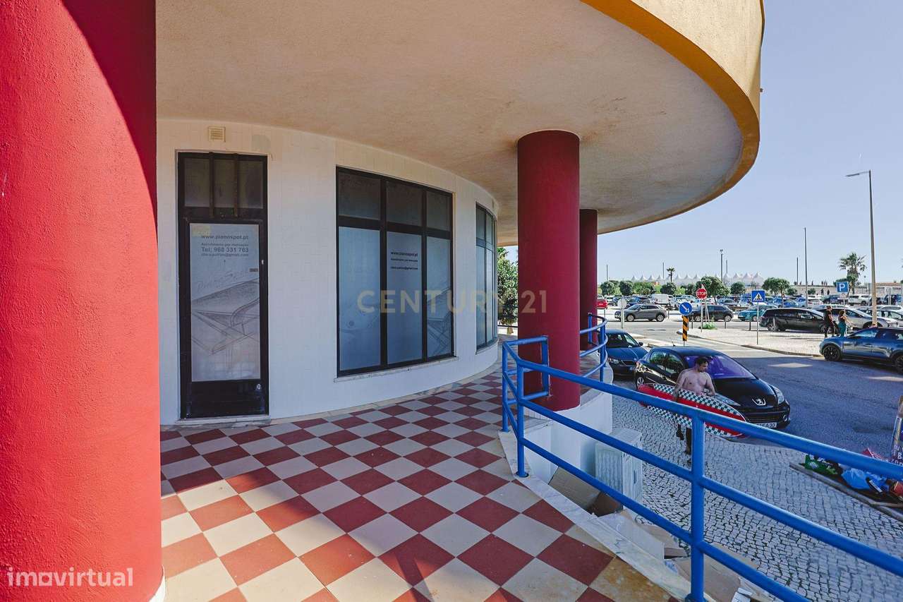Espaço comercial à venda em zona premium com várias montras, junto à p-5
