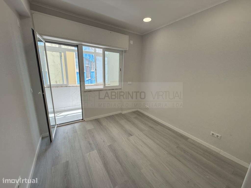 Vede-se T1 remodelado e com marquise, na Venteira - Amadora-6