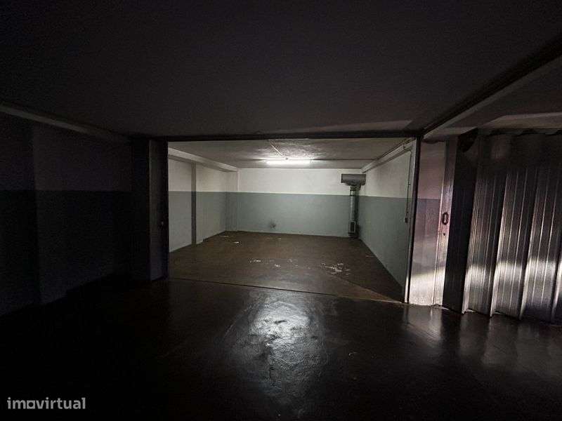 Fechada /Box 2 carros / Rua Costa Cabral/ Combatentes/ Silva Tapada - Grande imagem: 5/10