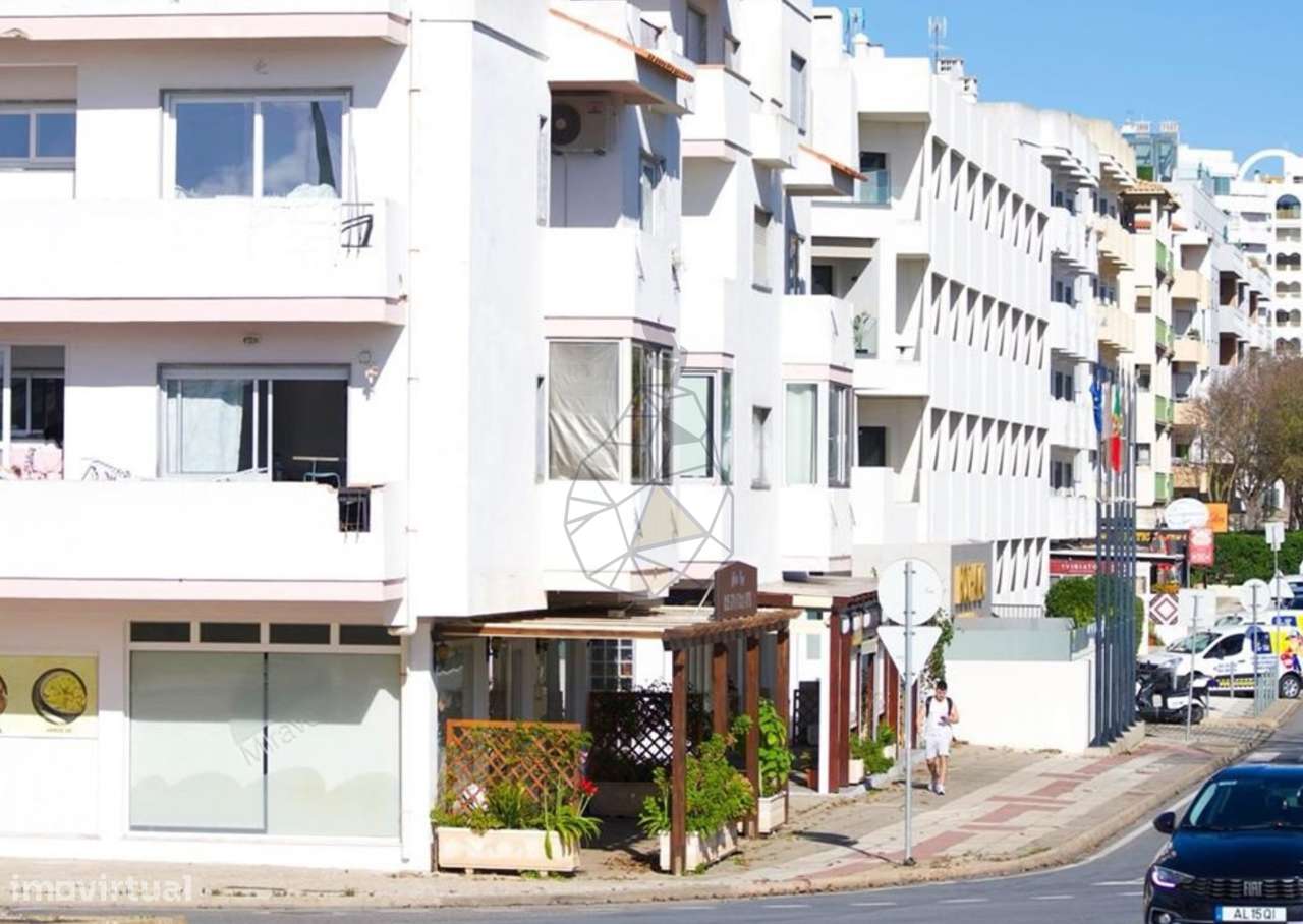 Arrendamento  T2 anual   com  vista mar  varanda fechada e elevador . - Grande imagem: 4/30