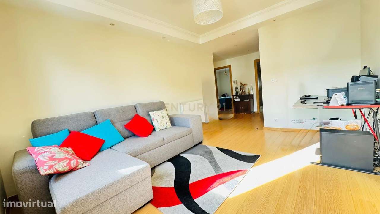 Apartamento T2 com elevador e parqueamento, em Famões - Grande imagem: 5/20