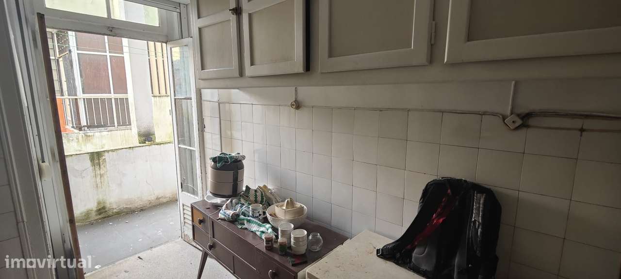 APARTAMENTO T-3 RUA TOMÁS RIBEIRO PARA REMODELAÇÃO TOTAL-36