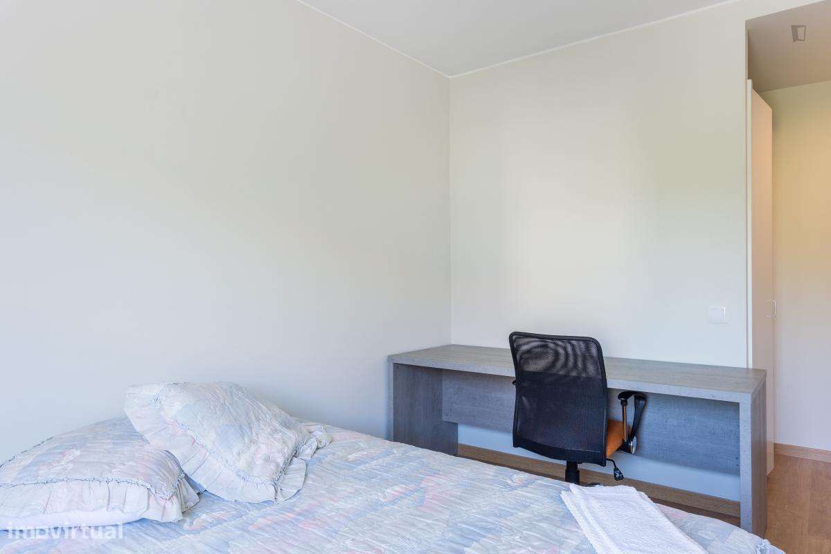 Quarto - localizado em Paranhos Porto - Grande imagem: 4/7