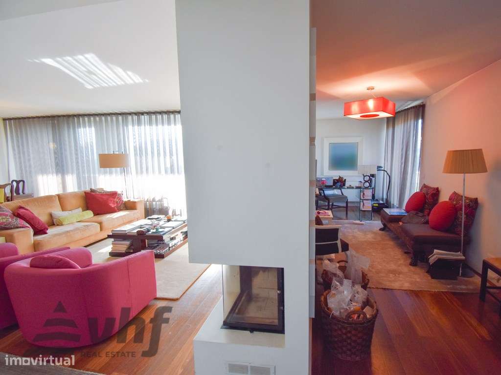 Oportunidade Única: T5 de Excelência no Condomínio Jardim das Camélias - Grande imagem: 5/45