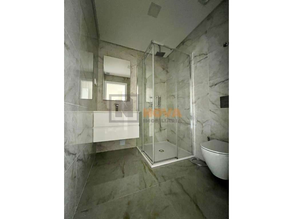 Apartamento T3 com Box para 3 Carros em Condomínio Privado com Piscina-8