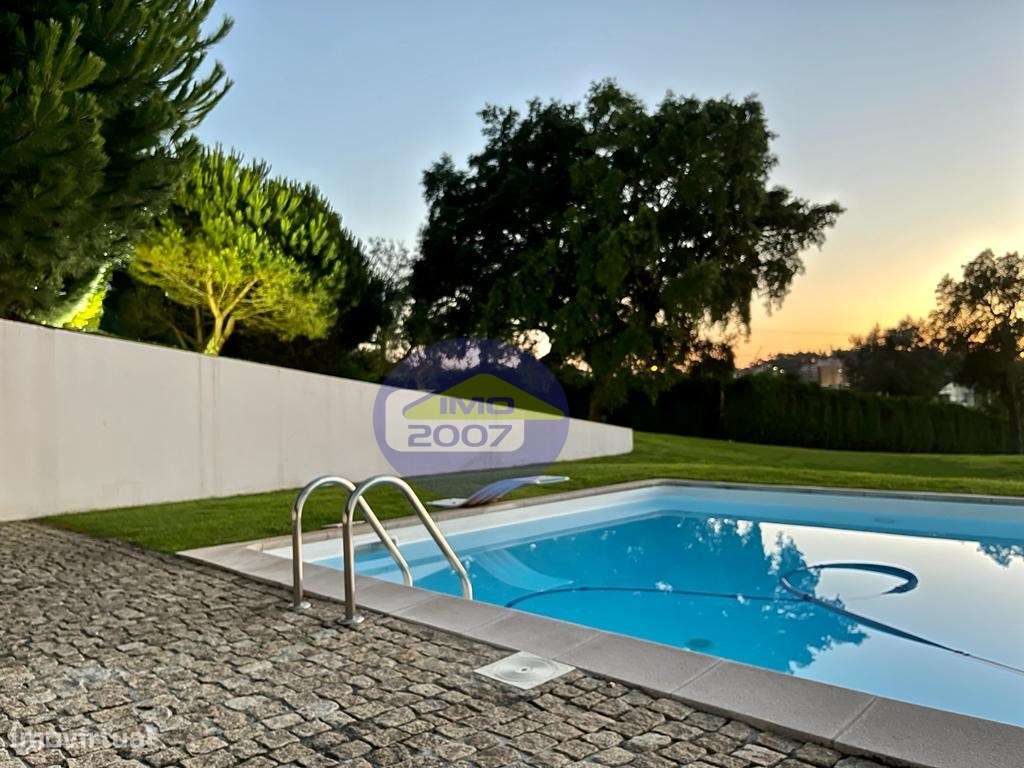 Moradia V4 de arquitetura moderna, térrea e com piscina! - Grande imagem: 5/51