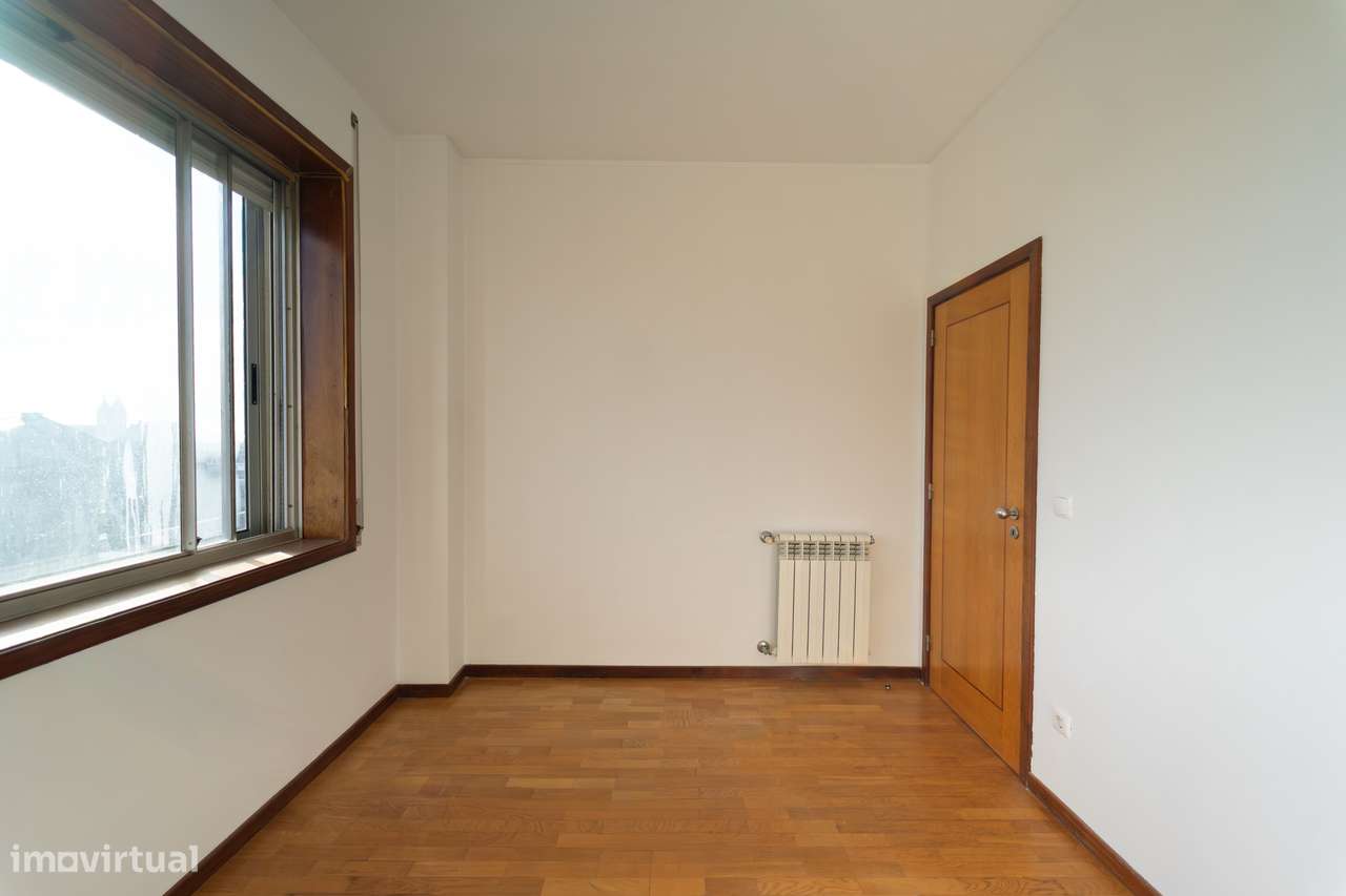 T5 Penthouse na Av Fernão Magalhães - Centro do Porto com Terraço-12