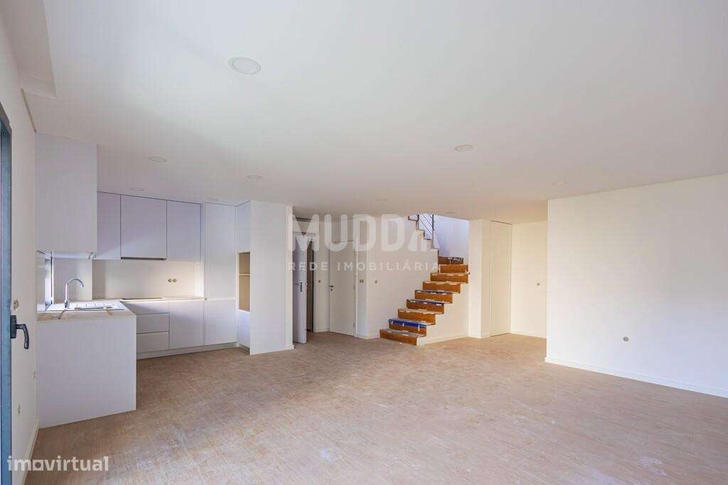 Apartamento T2 Duplex amplo e terraço - Grande imagem: 5/14