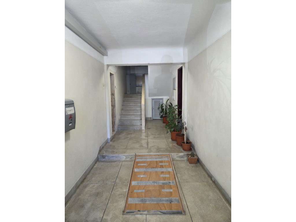 Apartamento T2 renovado em Benfica-24