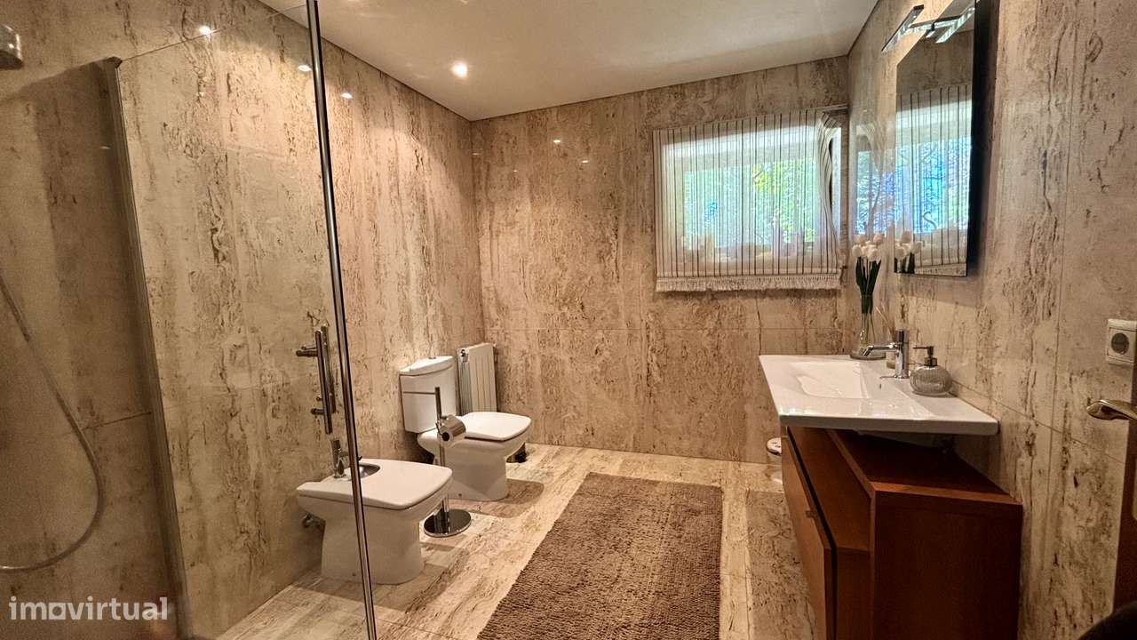 Belíssima Quinta T5 com produção ativa de Vinhas-3