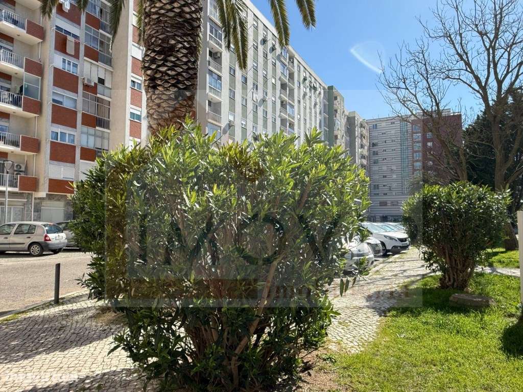 Apartamento T3 totalmente remodelado em zona nobre Setúbal-27