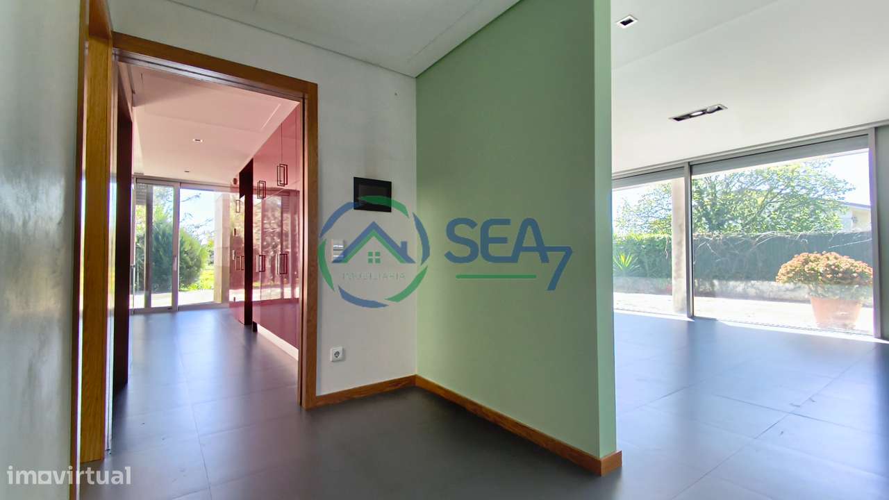 Moradia T6 com grande terreno, Meadela-12