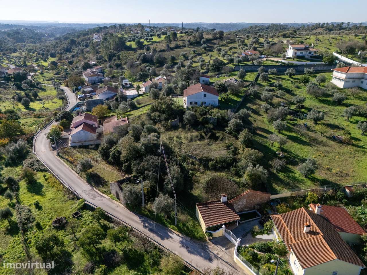Terreno Urbano com Ruínas e Árvores de Fruto - 2.280m² - Longra, Tomar - Grande imagem: 4/16