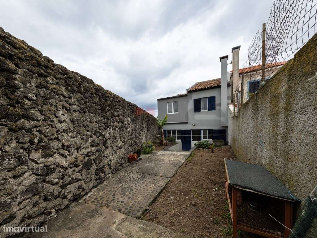 Moradia T4 com Garagem e Quintal nas Calhetas - Ribeira Grande-18