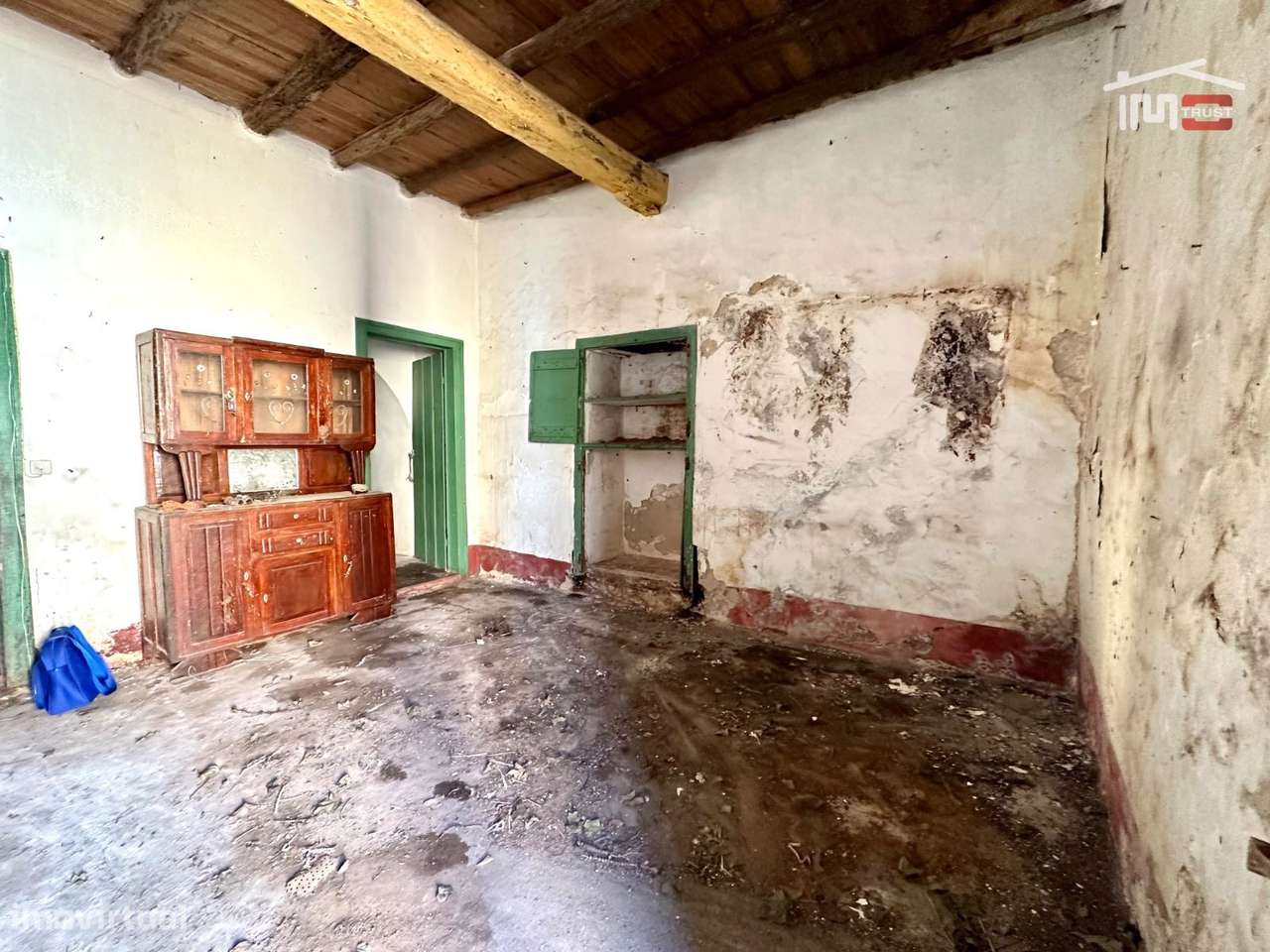 Fantástico Investimento - Moradia com Quintal - Sarilhos Grandes-6