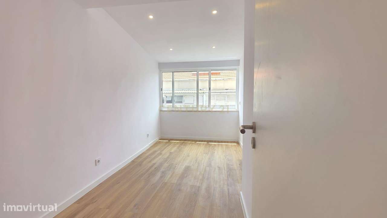 T2 Totalmente Remodelado em Queluz – Pronto a Habitar-12