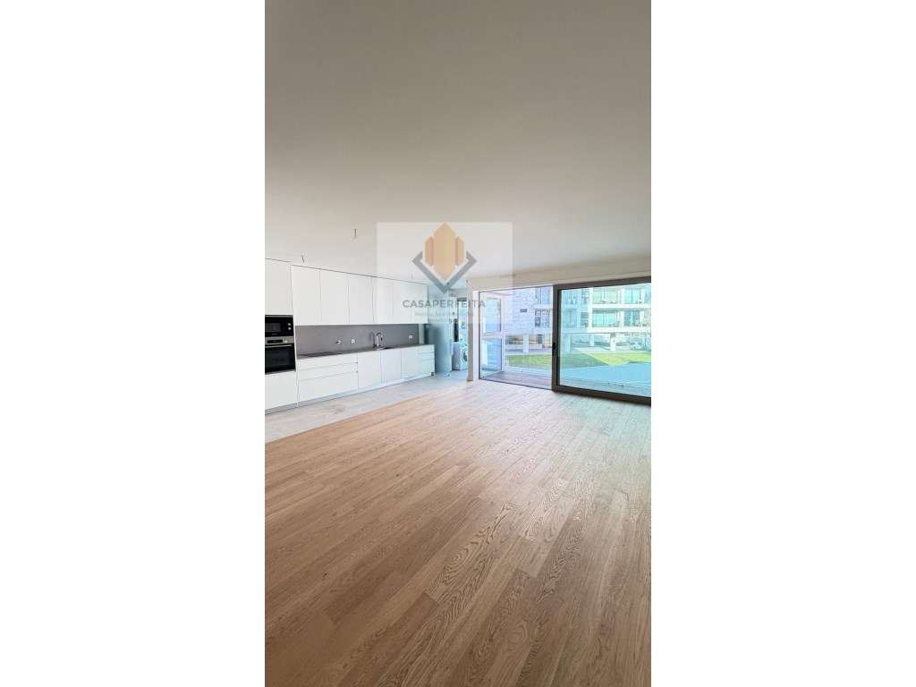 Apartamento T2 Novo com Varanda e Lugares de Garagem - Frente ao Ri... - Grande imagem: 3/8