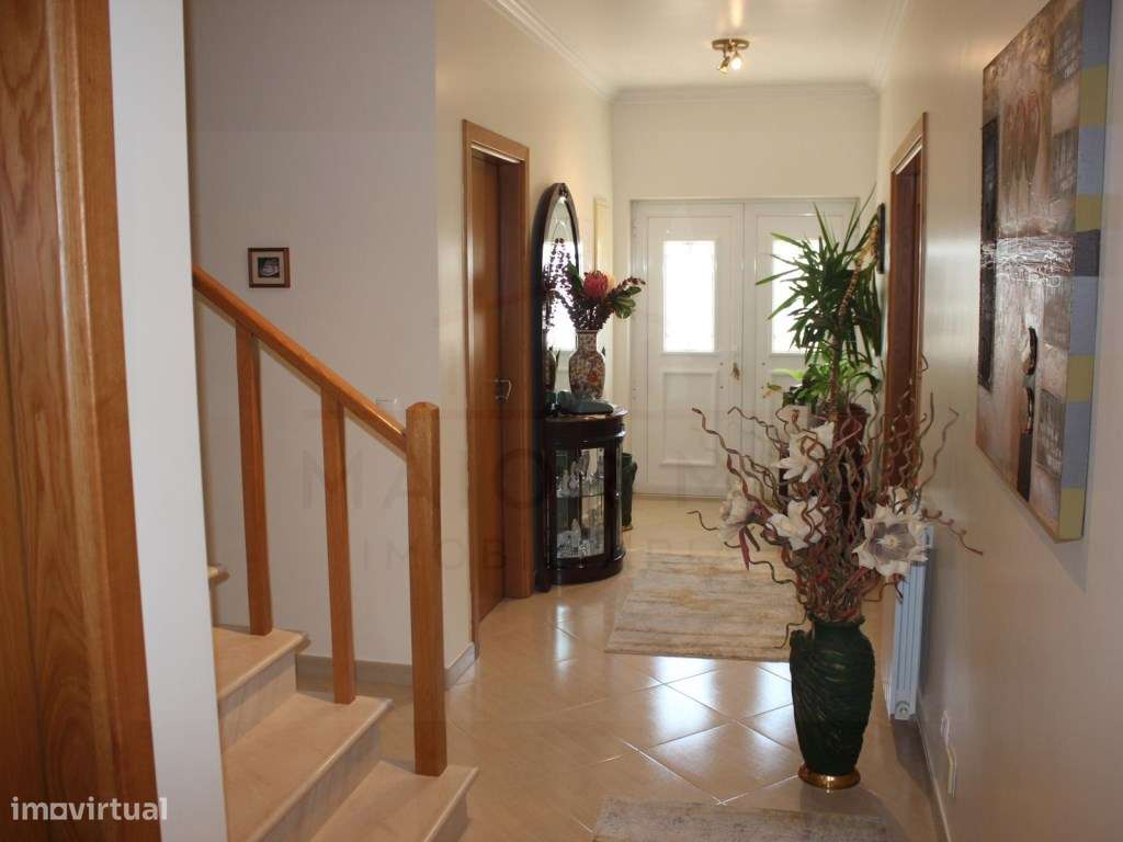 Moradia T5 com grandes áreas em zona muito tranquila de Rio Maior-11