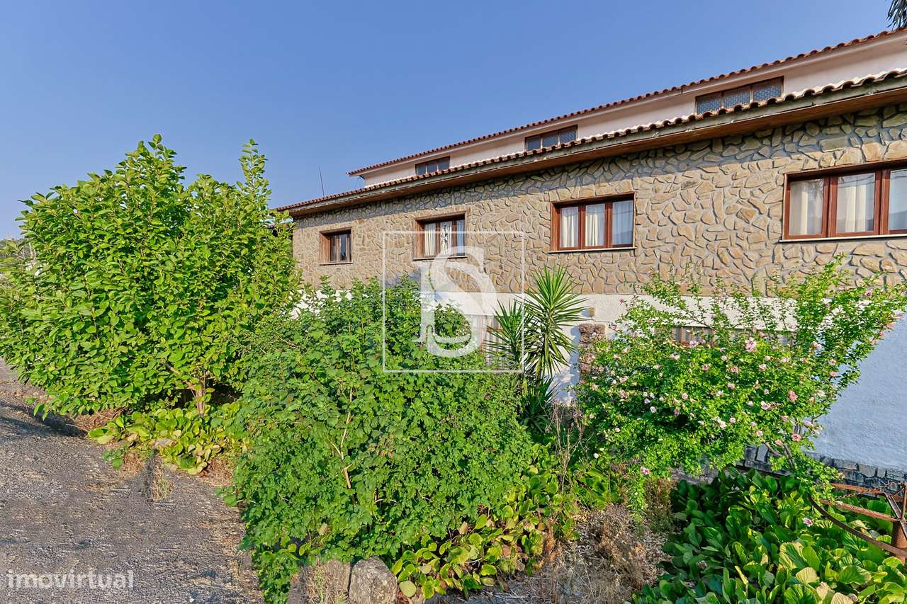 Moradia T4 c/ 376 m², jardim e riacho-31