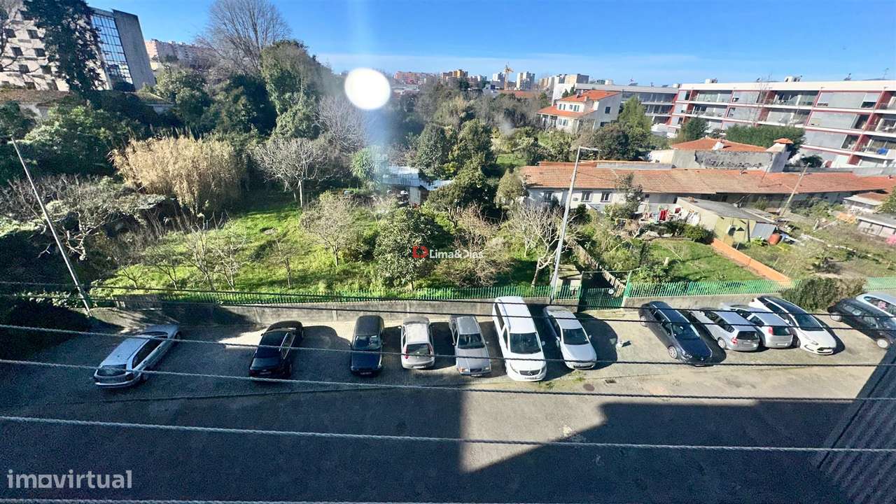 Apartamento T6 Duplex com 3 casas de banho e terraço-11