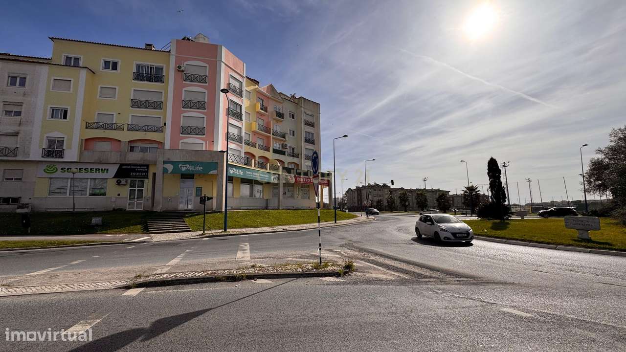 Excelente T4 no Montijo com Garagem e Arrecadação.-3