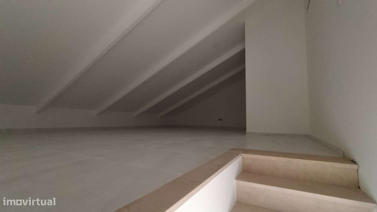 T2 duplex com parqueamento e arrecadação.-11