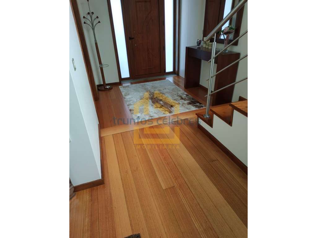 Moradia T4 de 4 Frentes Renovada inserida num lote de 1450m2 | Laún...-15