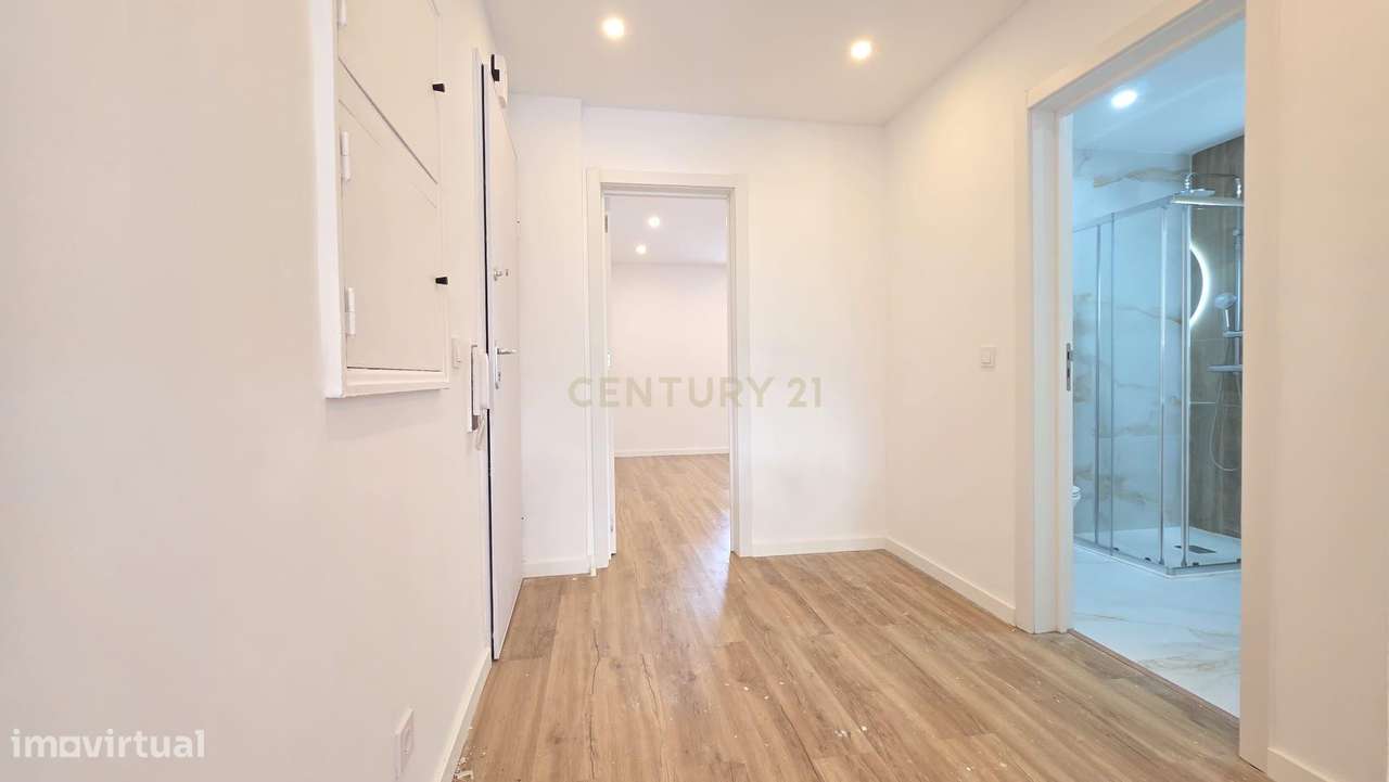 T2 Totalmente Remodelado com Terraço em Algueirão-Mem Martins-8