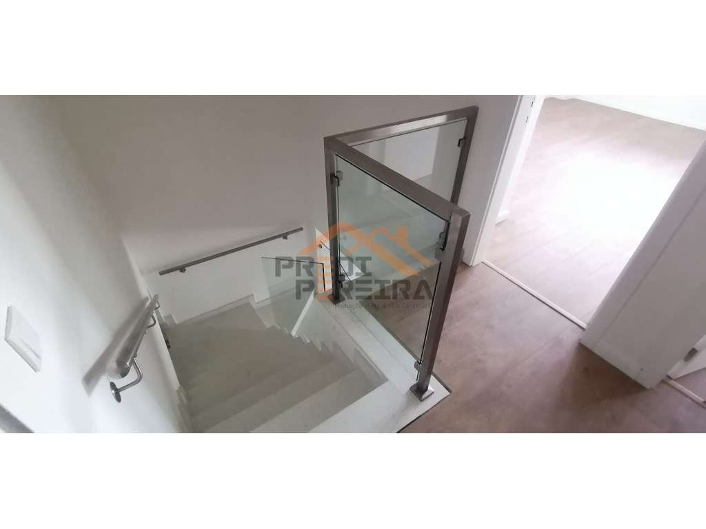 *Última fração disponível*
T3 duplex, situado na Quinta dos Fartos. - Grande imagem: 3/29