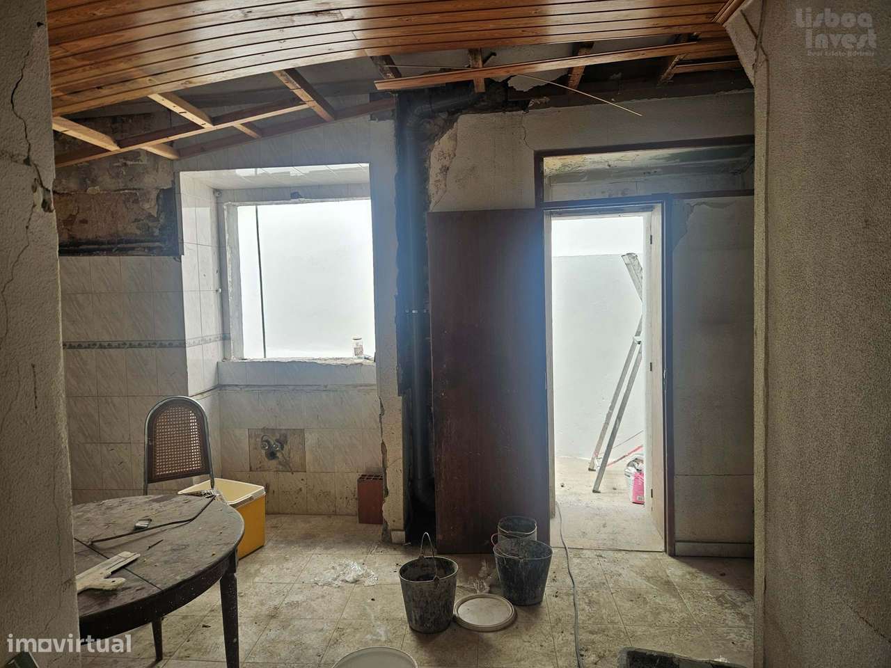 Vendo T2 para remodelação em predio totalmente remodelado-13