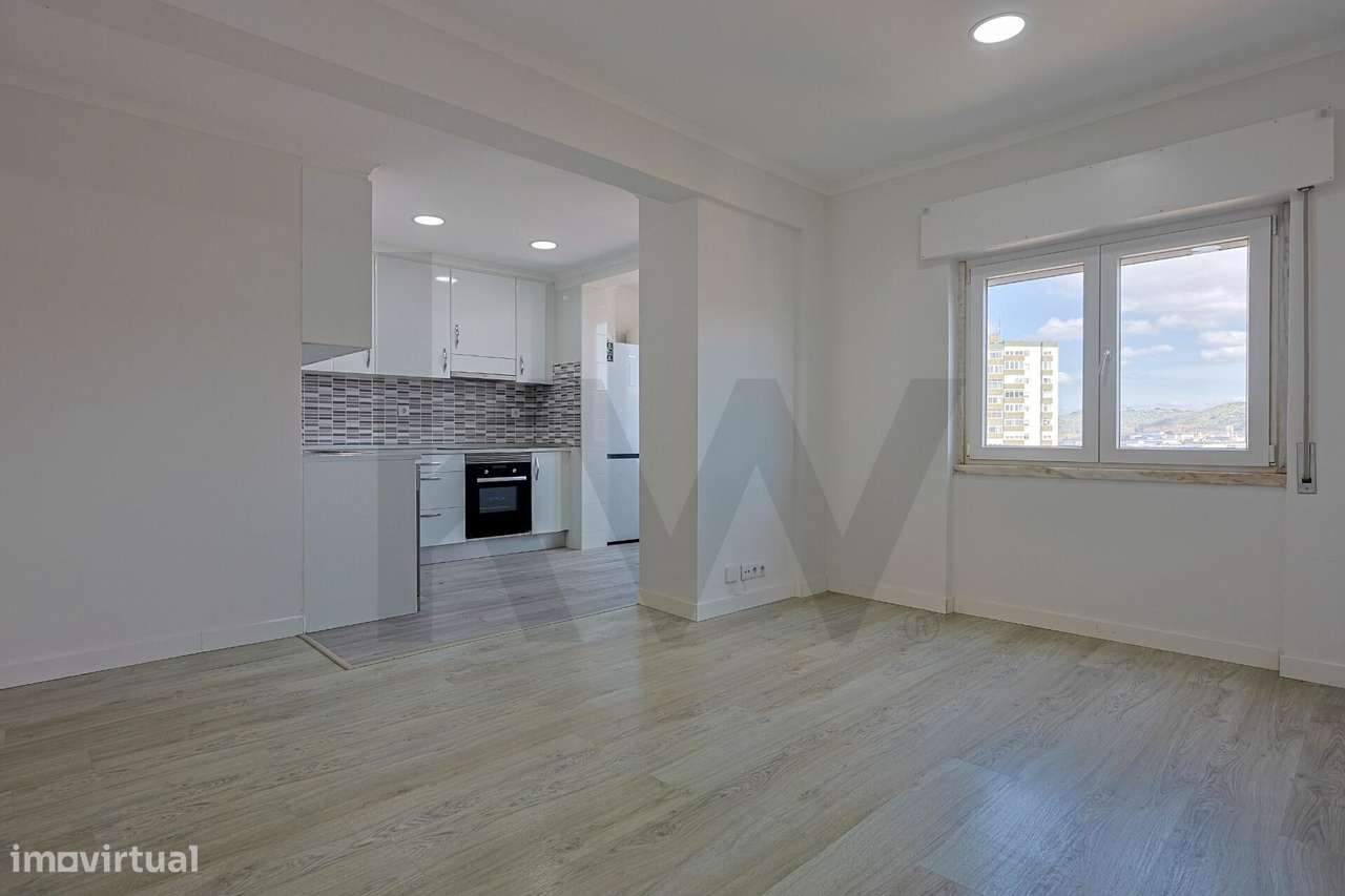 Apartamento T2 Remodelado em Santo António dos Cavaleiros - Grande imagem: 3/25