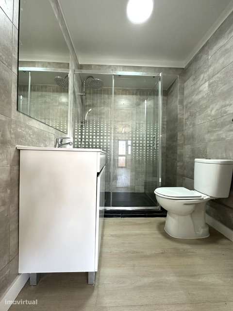 Apartamento T2 com varanda e elevador em Gondomar-10