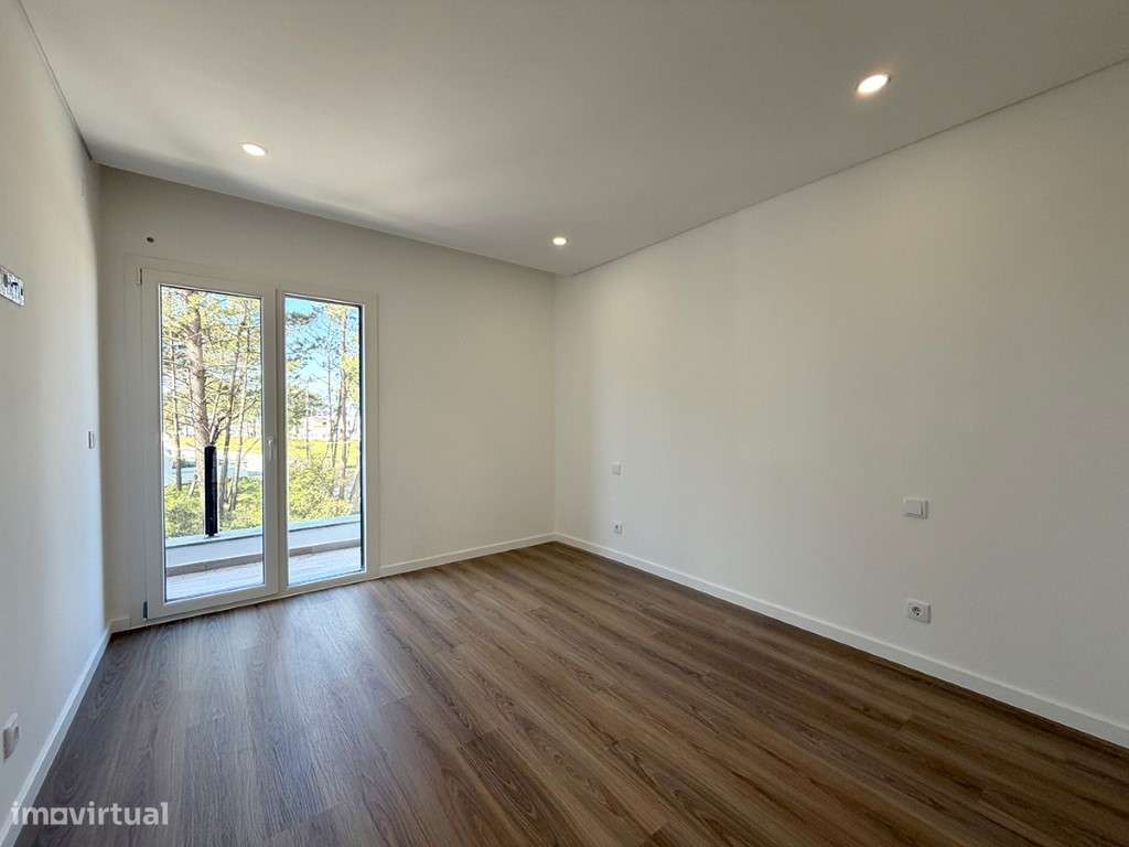 Moradia Moderna T3 à Venda com Piscina, a 10 Minutos da Praia-8