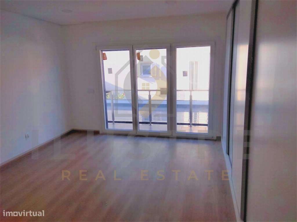 Moradia T3 em construção com piscina e garagem na Charneca de Caparica-4