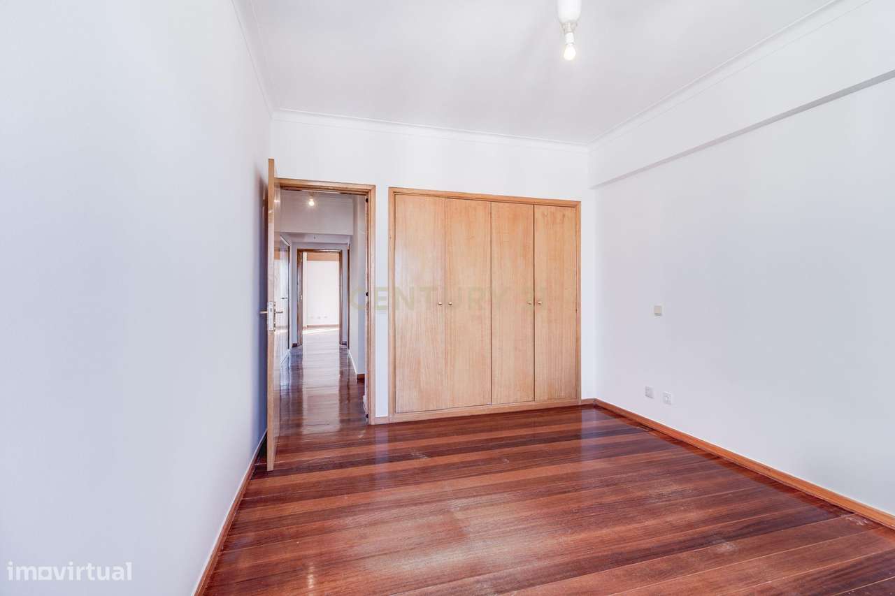 Fantástico T5 Quinta das Conchas frente ao metro-21