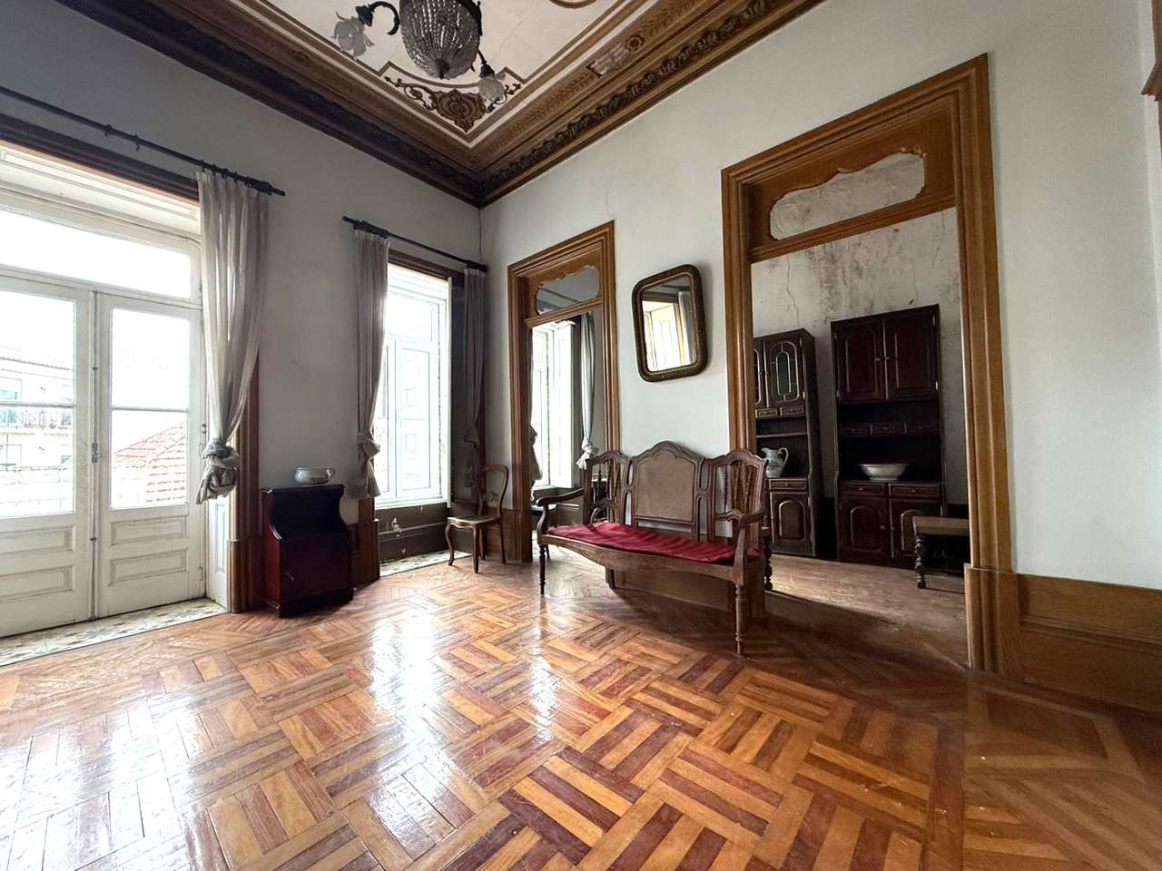 Moradia de Traça Apalaçada com Lojas  no Centro Histórico de Ovar - Grande imagem: 3/57