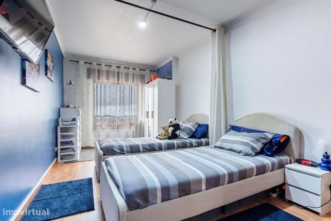 Apartamento T2 Remodelado c/ Lugar de Estacionamento em Mem Martins, S-24