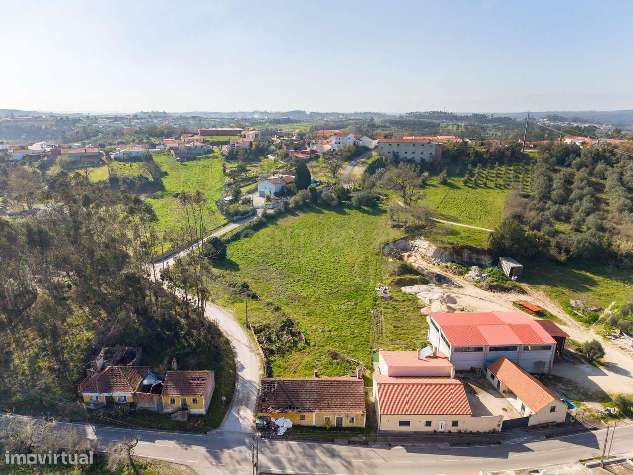 Moradia para recuperar implantada num lote de terreno de 7960m2, em Ru - Grande imagem: 5/17