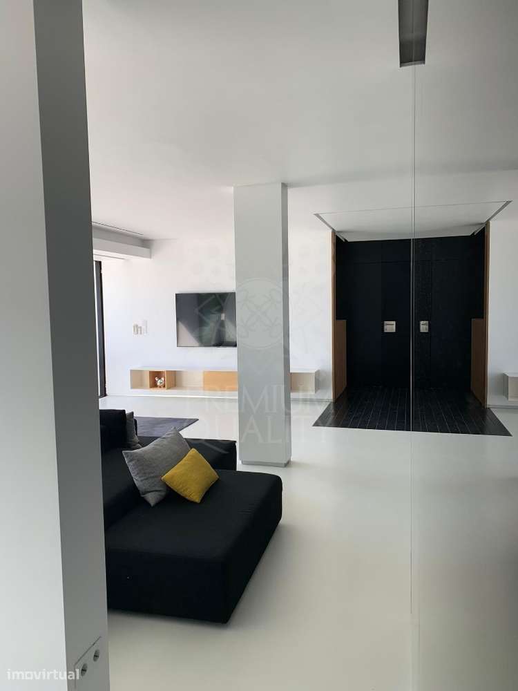 Apartamento T3 totalmente remodelado com terraço e vista mar em Sesimb-17