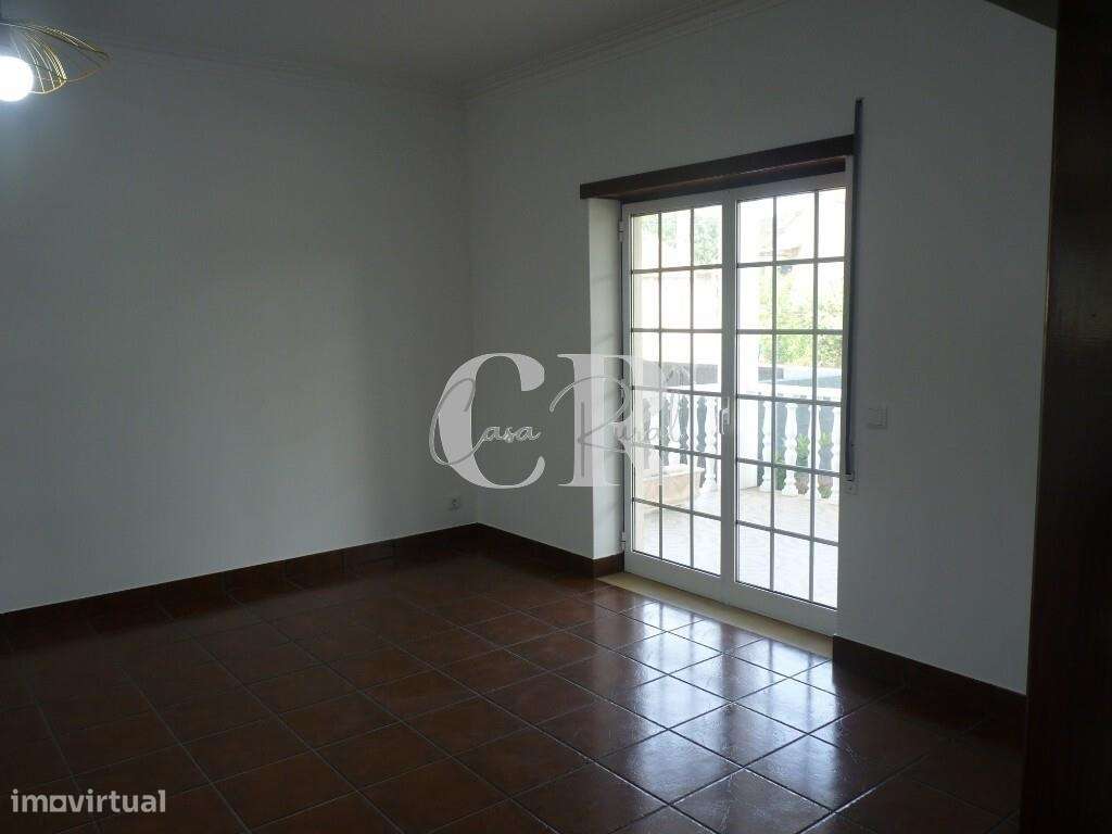 Fantástica moradia T3 com garagem e terreno generoso em Vila Facaia –-12